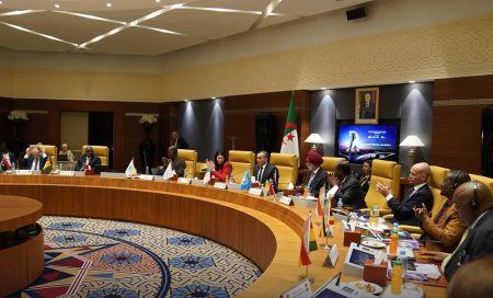 0104-137178-telecoms-les-ministres-africains-adoptent-une-feuille-de-route-pour-internet_M